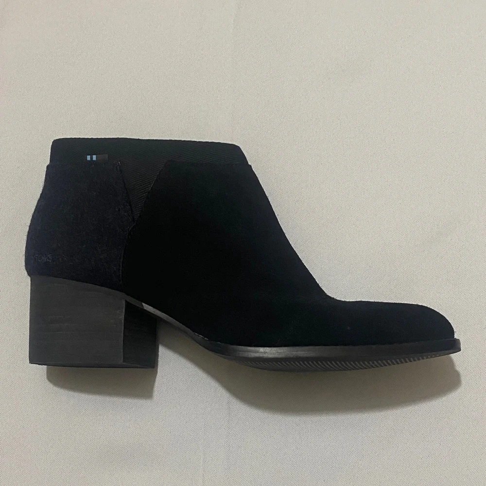 NWOB TOMS Black Suede Bootie Ankle Boots Women's Size 7M